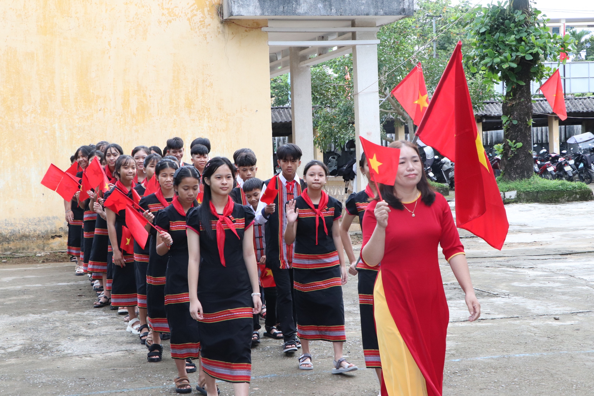 Xúc động hình ảnh bộ đội biên phòng cõng học sinh qua suối đến trường khai giảng năm học mới - Ảnh 19. Quảng Trị: Xúc động hình ảnh Biên phòng cõng học sinh qua suối đến trường khai giảng năm học mới - Ảnh 17.