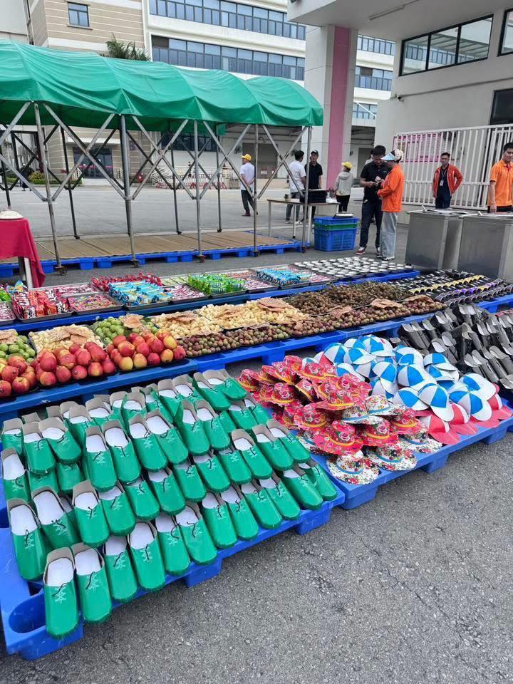 Cảnh tượng lạ tại cổng công ty ở Hải Phòng trong tháng &quot;cô hồn&quot; khiến ai đi ngang cũng ngỡ ngàng - Ảnh 2.