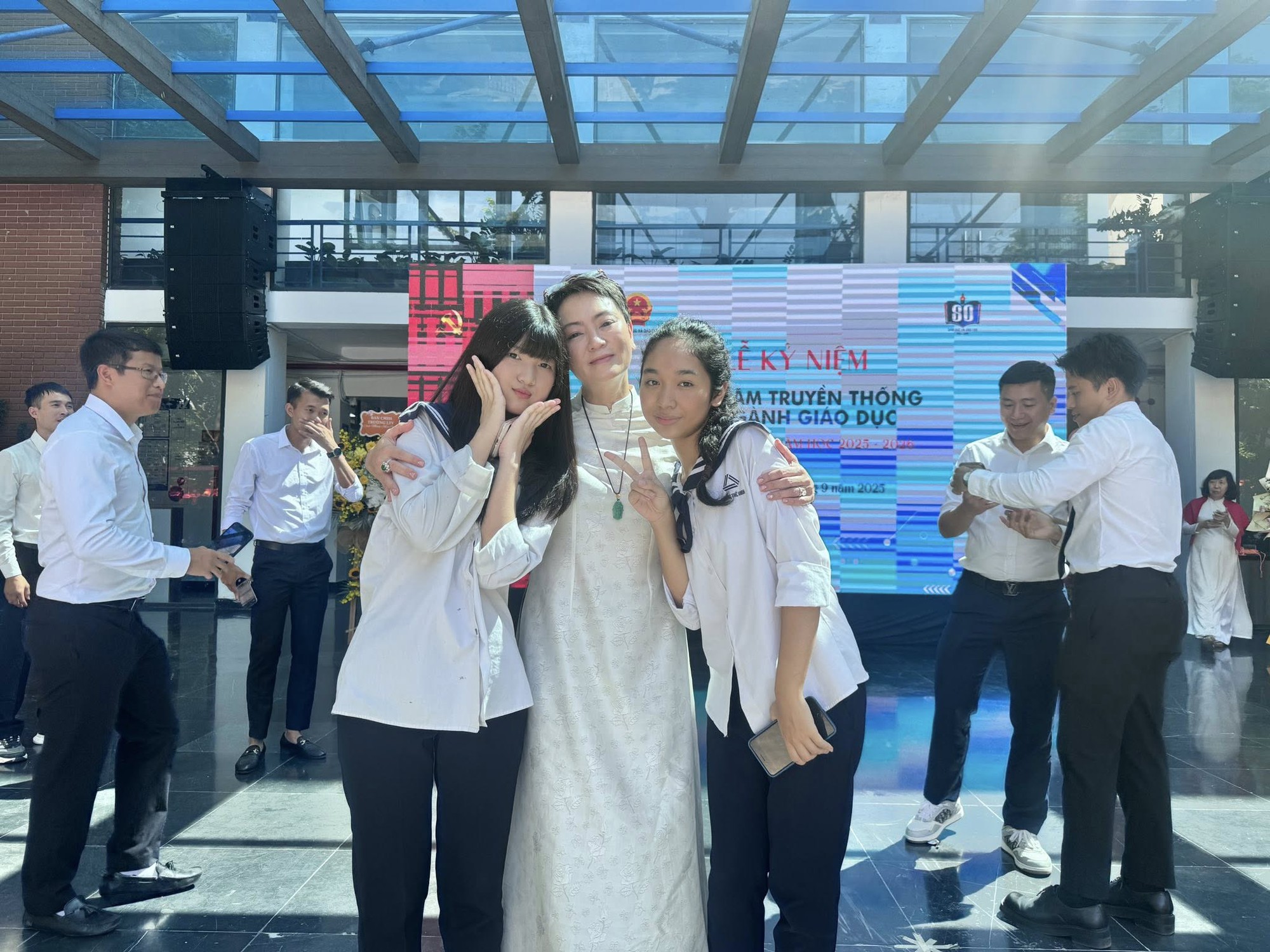 Xả vai bà ngoại, cô Văn Thùy Dương Xả vai bà ngoại, cô Văn Thùy Dương