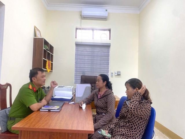 Hai người phụ nữ bằng tuổi, đi xe máy giống hệt nhau bị mời lên công an: Lý do không tưởng - Ảnh 2. Hai người phụ nữ bằng tuổi, đi xe máy giống hệt nhau bị mời lên công an: Lý do không tưởng - Ảnh 2.