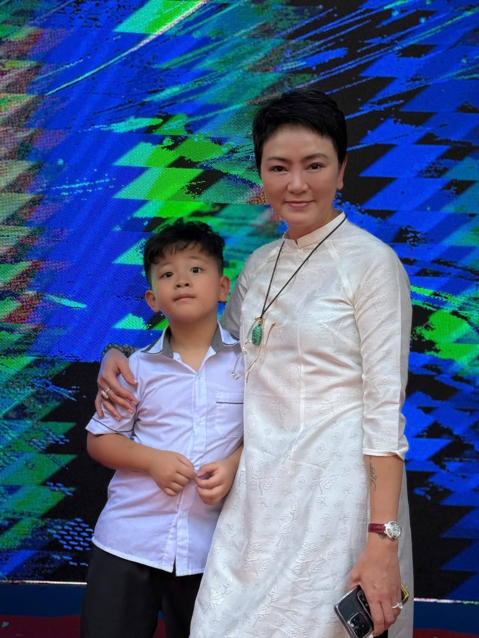 Xả vai bà ngoại, cô Văn Thùy Dương Xả vai bà ngoại, cô Văn Thùy Dương