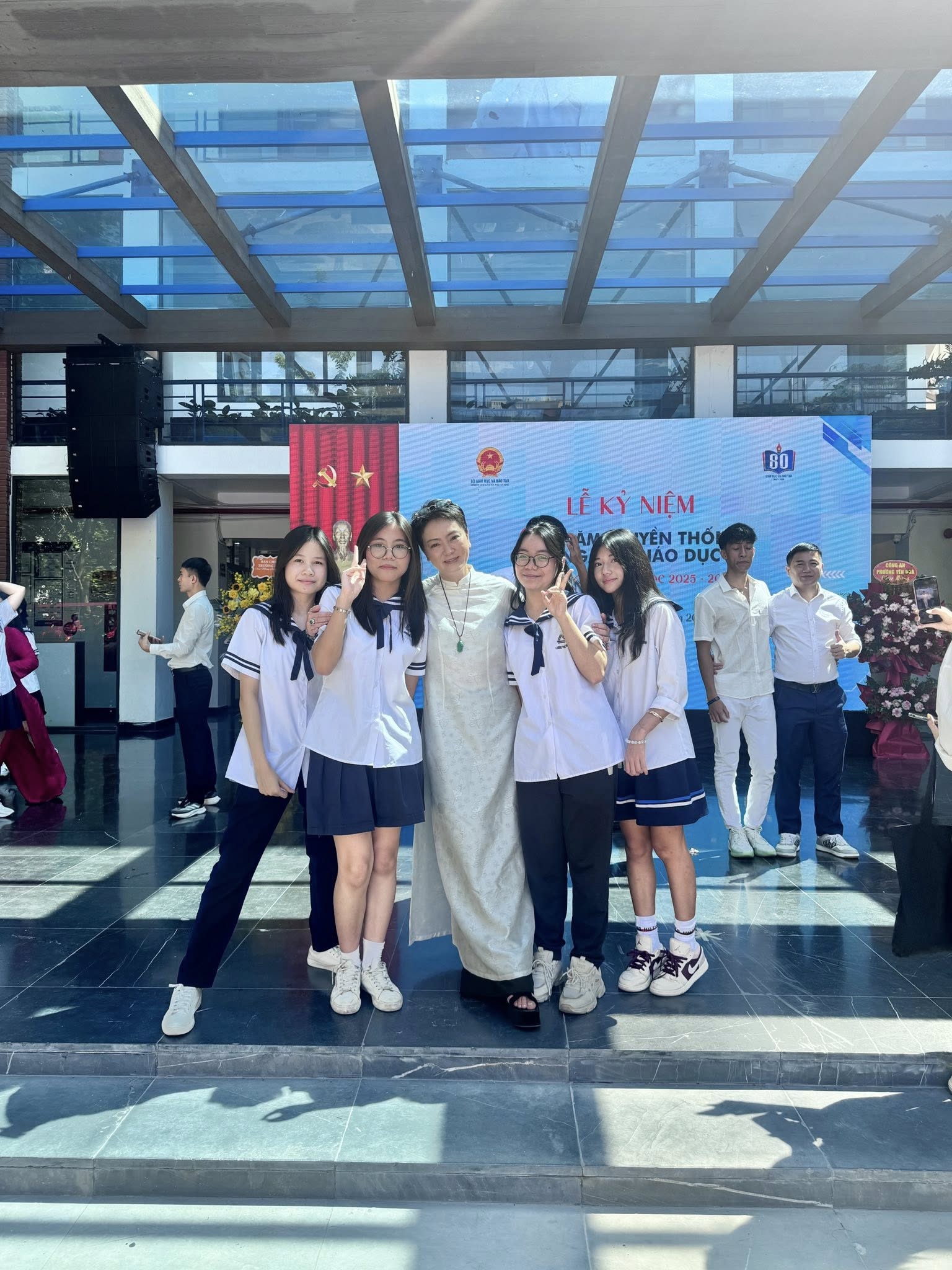 Xả vai bà ngoại, cô Văn Thùy Dương "chạy show" tất bật trong ngày khai giảng: Hot mom U60 nhưng thần thái và vóc dáng vẫn cực đỉnh- Ảnh 5. Xả vai bà ngoại, cô Văn Thùy Dương "chạy show" tất bật trong ngày khai giảng: Hot mom U60 nhưng thần thái và vóc dáng vẫn cực đỉnh- Ảnh 5.