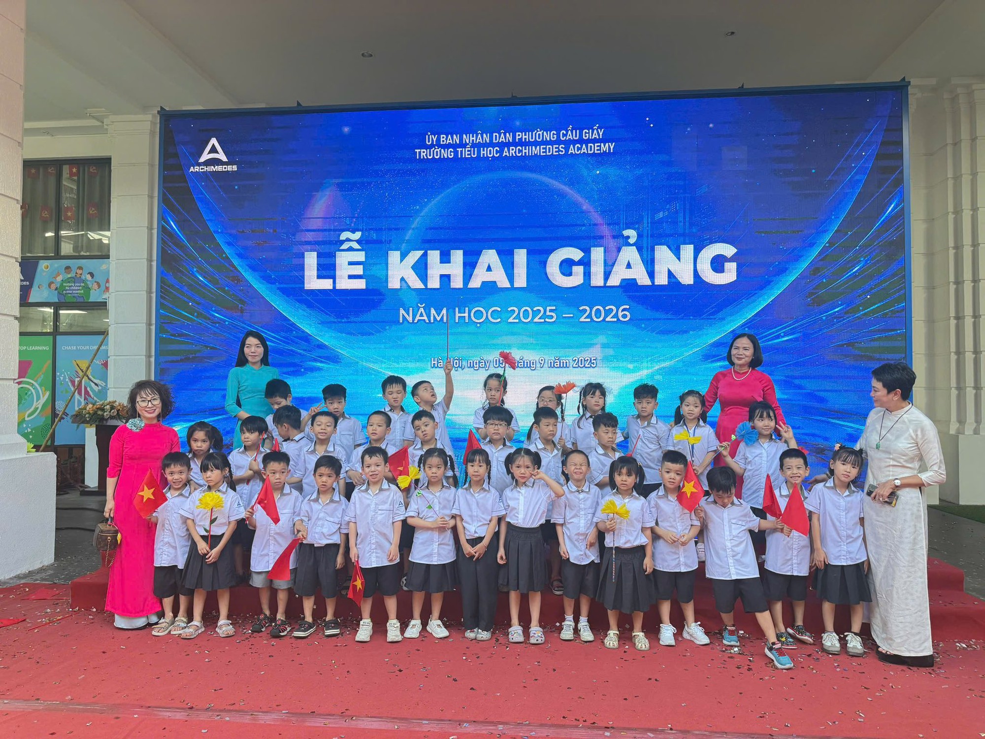 Xả vai bà ngoại, cô Văn Thùy Dương "chạy show" tất bật trong ngày khai giảng: Hot mom U60 nhưng thần thái và vóc dáng vẫn cực đỉnh- Ảnh 4. Xả vai bà ngoại, cô Văn Thùy Dương "chạy show" tất bật trong ngày khai giảng: Hot mom U60 nhưng thần thái và vóc dáng vẫn cực đỉnh- Ảnh 4.