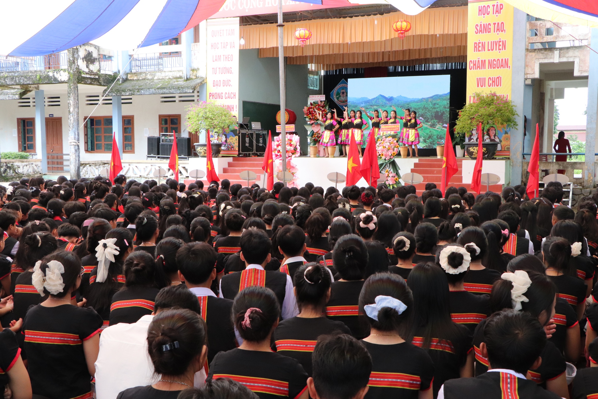 Xúc động hình ảnh bộ đội biên phòng cõng học sinh qua suối đến trường khai giảng năm học mới - Ảnh 21. Quảng Trị: Xúc động hình ảnh Biên phòng cõng học sinh qua suối đến trường khai giảng năm học mới - Ảnh 19.