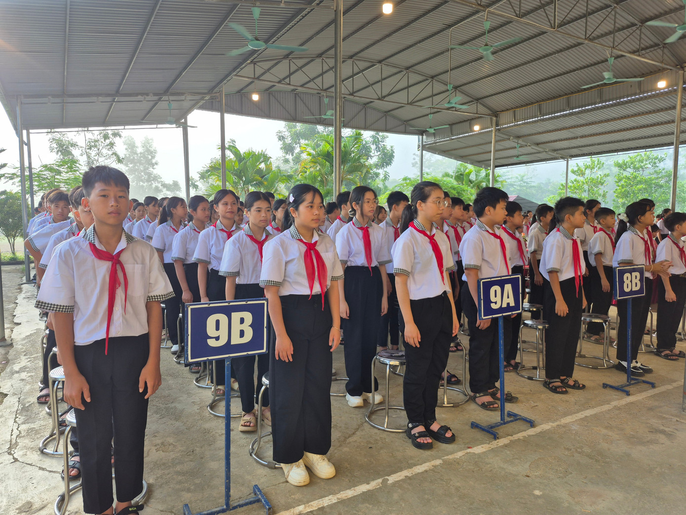 Lễ khai giảng xúc động với những học sinh đặc biệt ở làng Nủ - Ảnh 6. Lễ khai giảng xúc động với những học sinh đặc biệt ở làng Nủ - Ảnh 6.