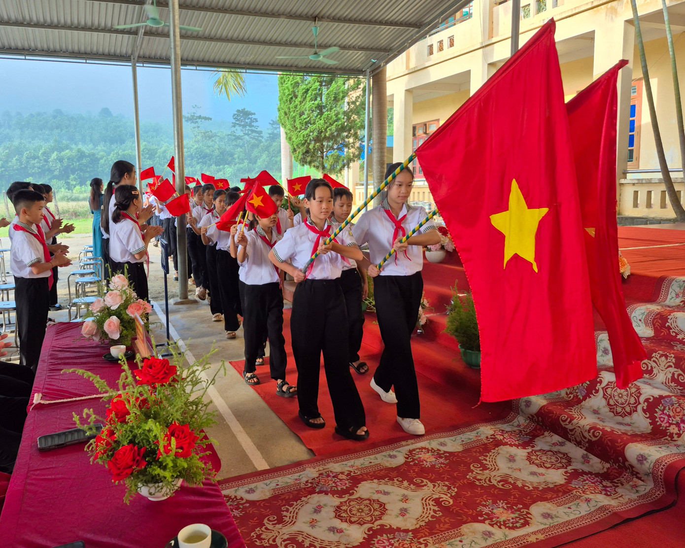 Lễ khai giảng xúc động với những học sinh đặc biệt ở làng Nủ - Ảnh 5. Lễ khai giảng xúc động với những học sinh đặc biệt ở làng Nủ - Ảnh 5.