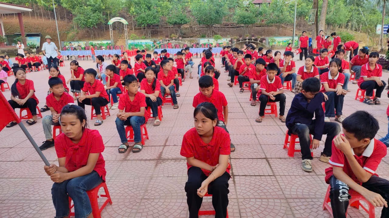 Lễ khai giảng xúc động với những học sinh đặc biệt ở làng Nủ - Ảnh 2. Lễ khai giảng xúc động với những học sinh đặc biệt ở làng Nủ - Ảnh 2.