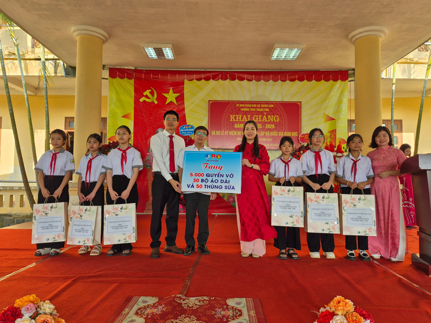 Lễ khai giảng xúc động với những học sinh đặc biệt ở làng Nủ - Ảnh 7. Lễ khai giảng xúc động với những học sinh đặc biệt ở làng Nủ - Ảnh 7.