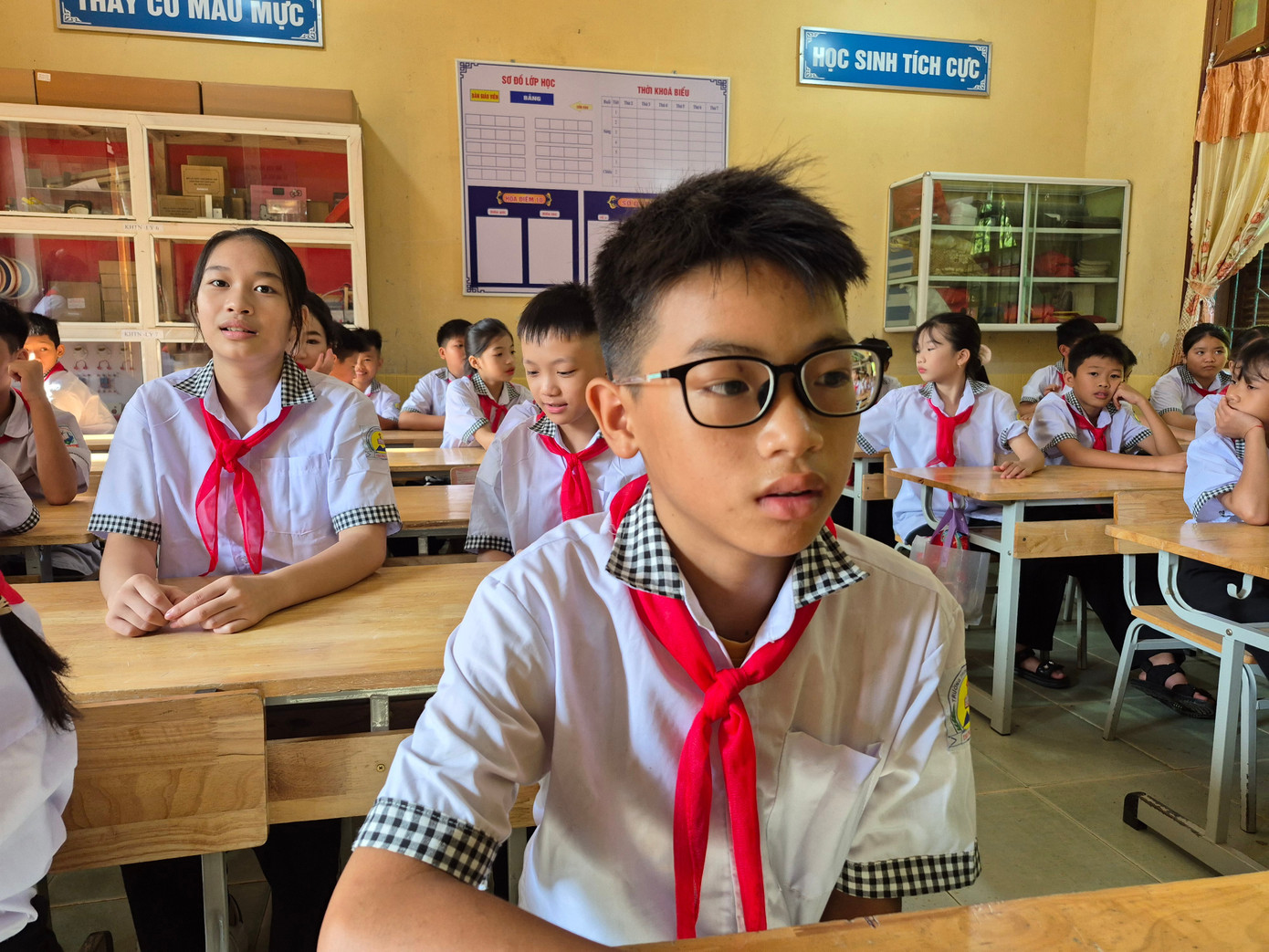 Lễ khai giảng xúc động với những học sinh đặc biệt ở làng Nủ - Ảnh 9. Lễ khai giảng xúc động với những học sinh đặc biệt ở làng Nủ - Ảnh 9.