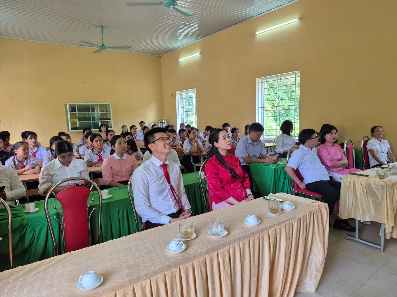 Lễ khai giảng xúc động với những học sinh đặc biệt ở làng Nủ - Ảnh 8. Lễ khai giảng xúc động với những học sinh đặc biệt ở làng Nủ - Ảnh 8.