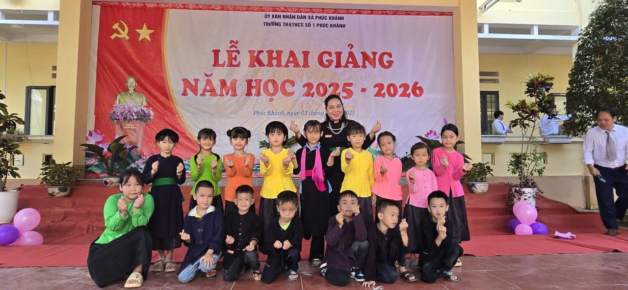 Lễ khai giảng xúc động với những học sinh đặc biệt ở làng Nủ - Ảnh 1. Lễ khai giảng xúc động với những học sinh đặc biệt ở làng Nủ - Ảnh 1.