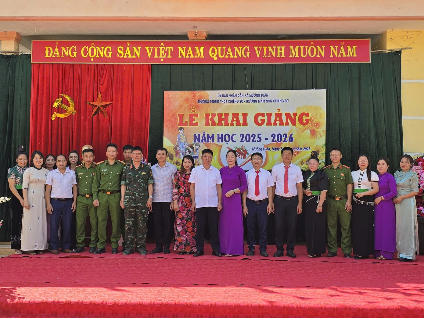 Lễ khai giảng xúc động với những học sinh đặc biệt ở làng Nủ - Ảnh 10. Lễ khai giảng xúc động với những học sinh đặc biệt ở làng Nủ - Ảnh 10.