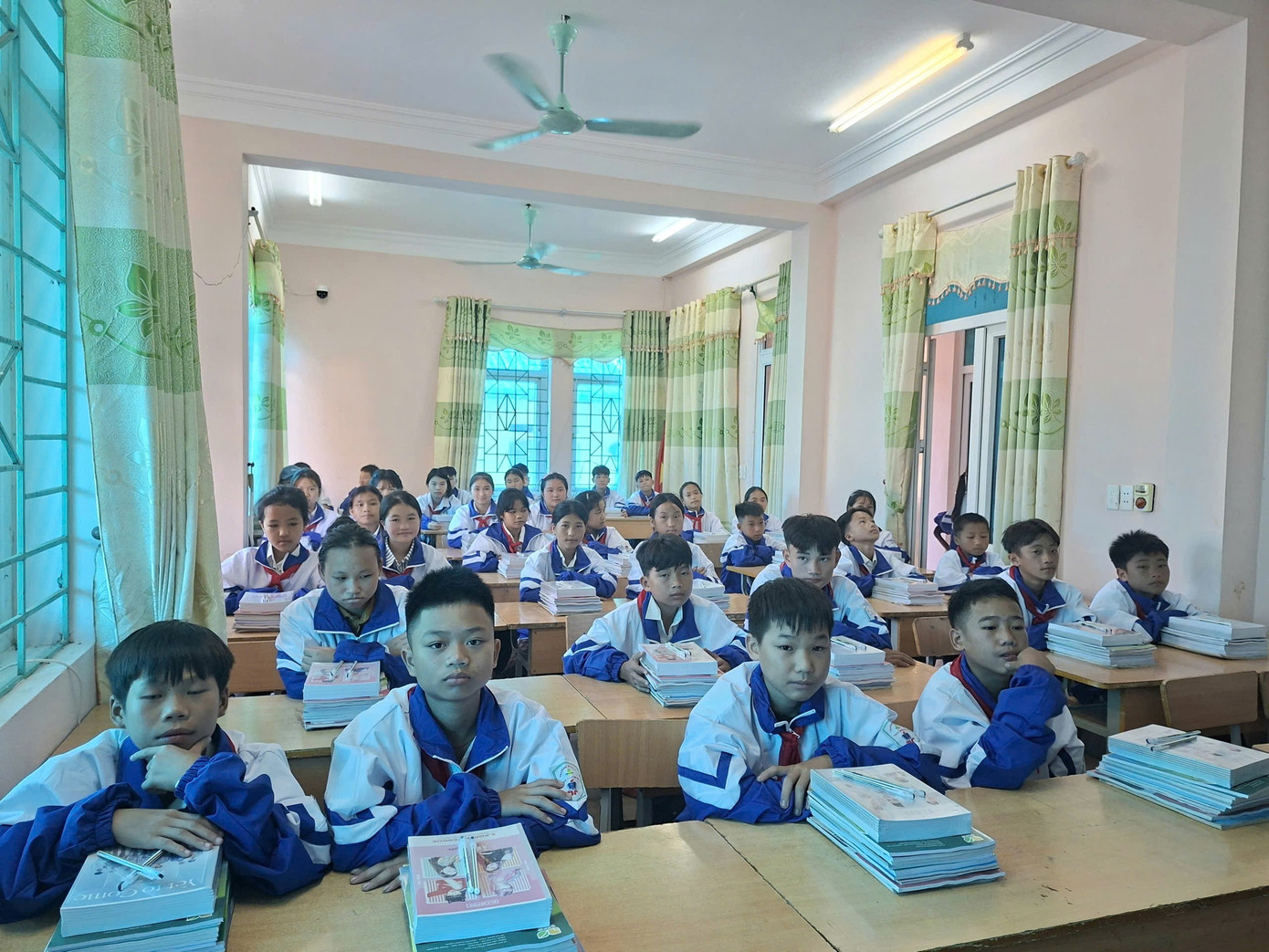 Lễ khai giảng xúc động với những học sinh đặc biệt ở làng Nủ - Ảnh 11. Lễ khai giảng xúc động với những học sinh đặc biệt ở làng Nủ - Ảnh 11.
