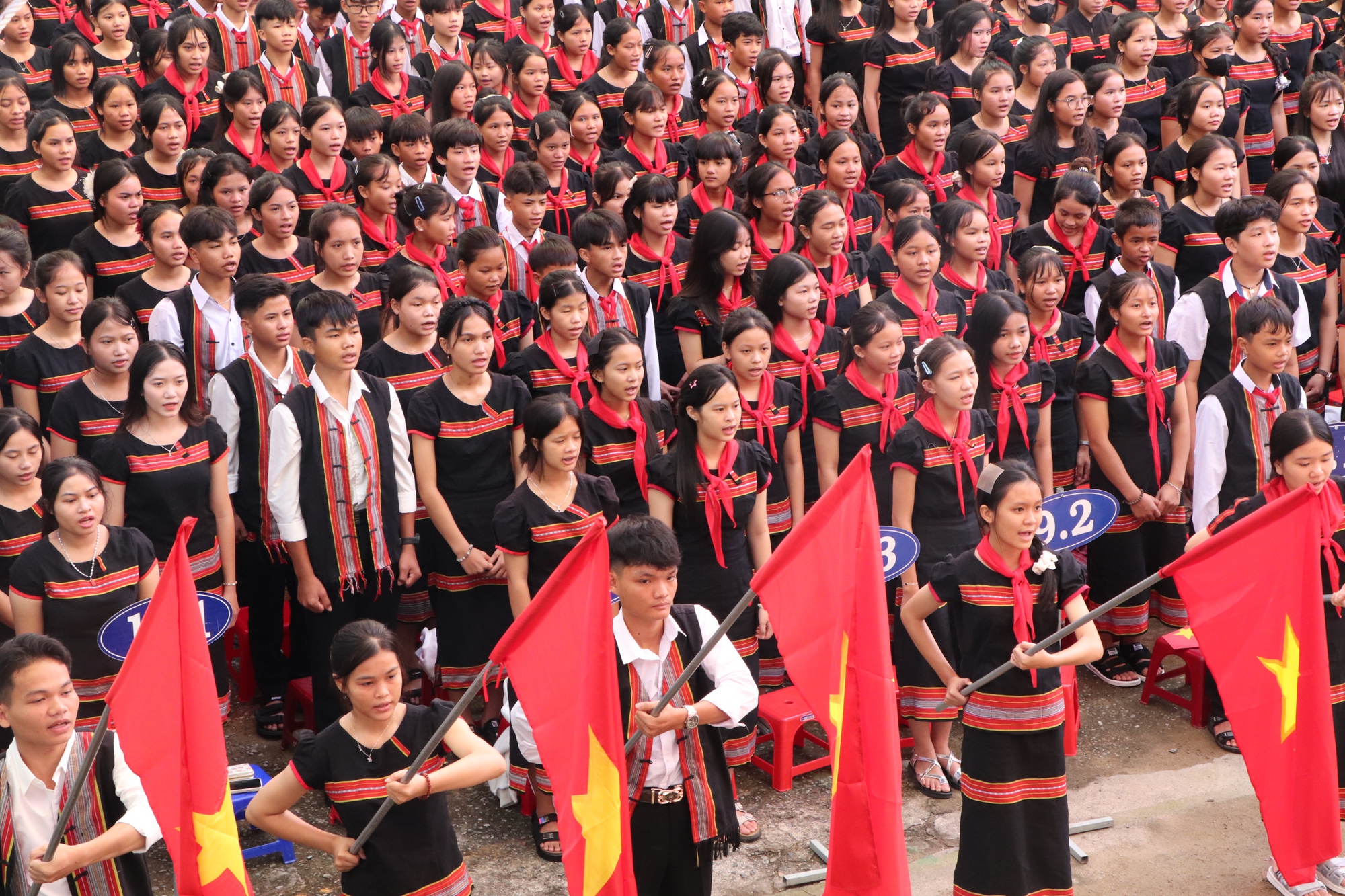 Xúc động hình ảnh bộ đội biên phòng cõng học sinh qua suối đến trường khai giảng năm học mới - Ảnh 18. Quảng Trị: Xúc động hình ảnh Biên phòng cõng học sinh qua suối đến trường khai giảng năm học mới - Ảnh 16.