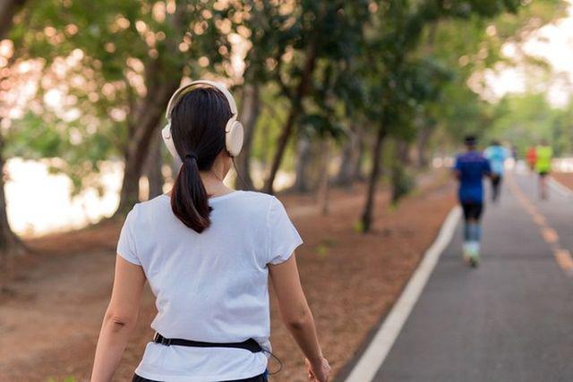 Tôi thấy mình trẻ hẳn ra ở tuổi 40 sau khi đi bộ kiểu này chỉ 1 tháng - Ảnh 3. Tôi thấy mình trẻ hẳn ra ở tuổi 40 sau khi đi bộ kiểu này chỉ 1 tháng - Ảnh 3.