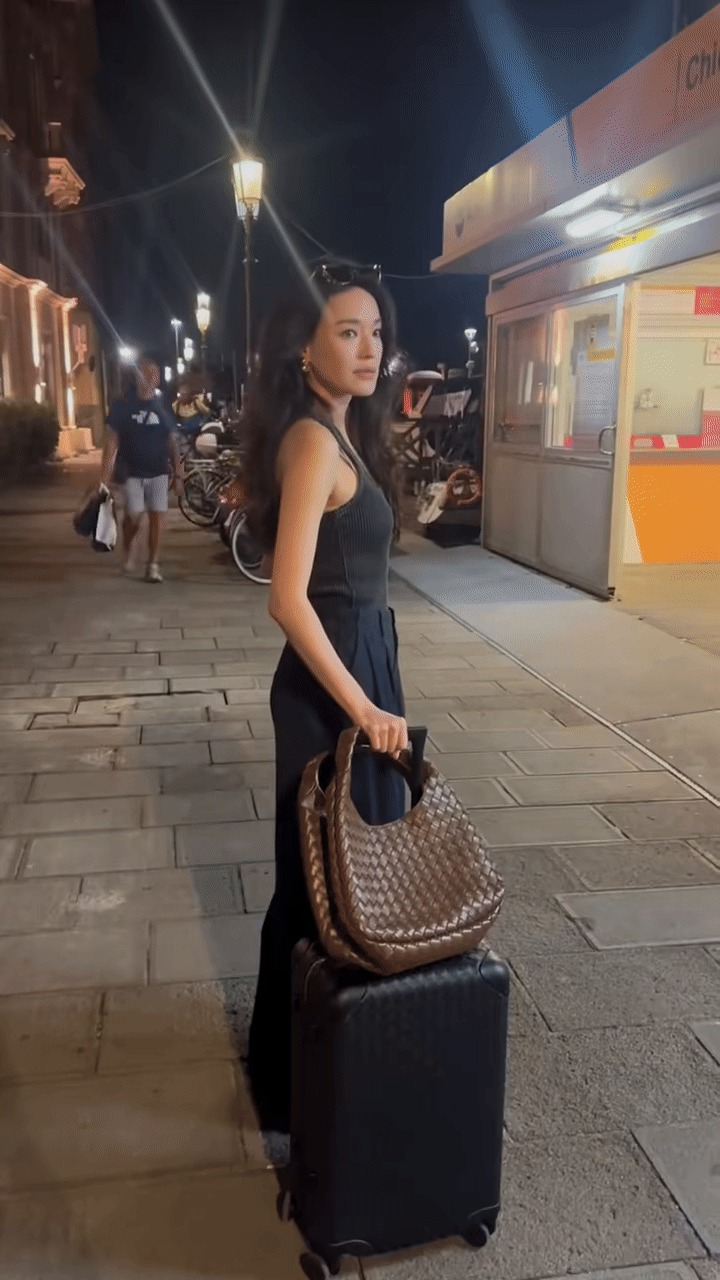 Cam thường trên phố lia trúng Thư Kỳ: Mọi thứ đều mờ trừ nhan sắc- Ảnh 2. Cam thường trên phố lia trúng Thư Kỳ: Mọi thứ đều mờ trừ nhan sắc- Ảnh 2.