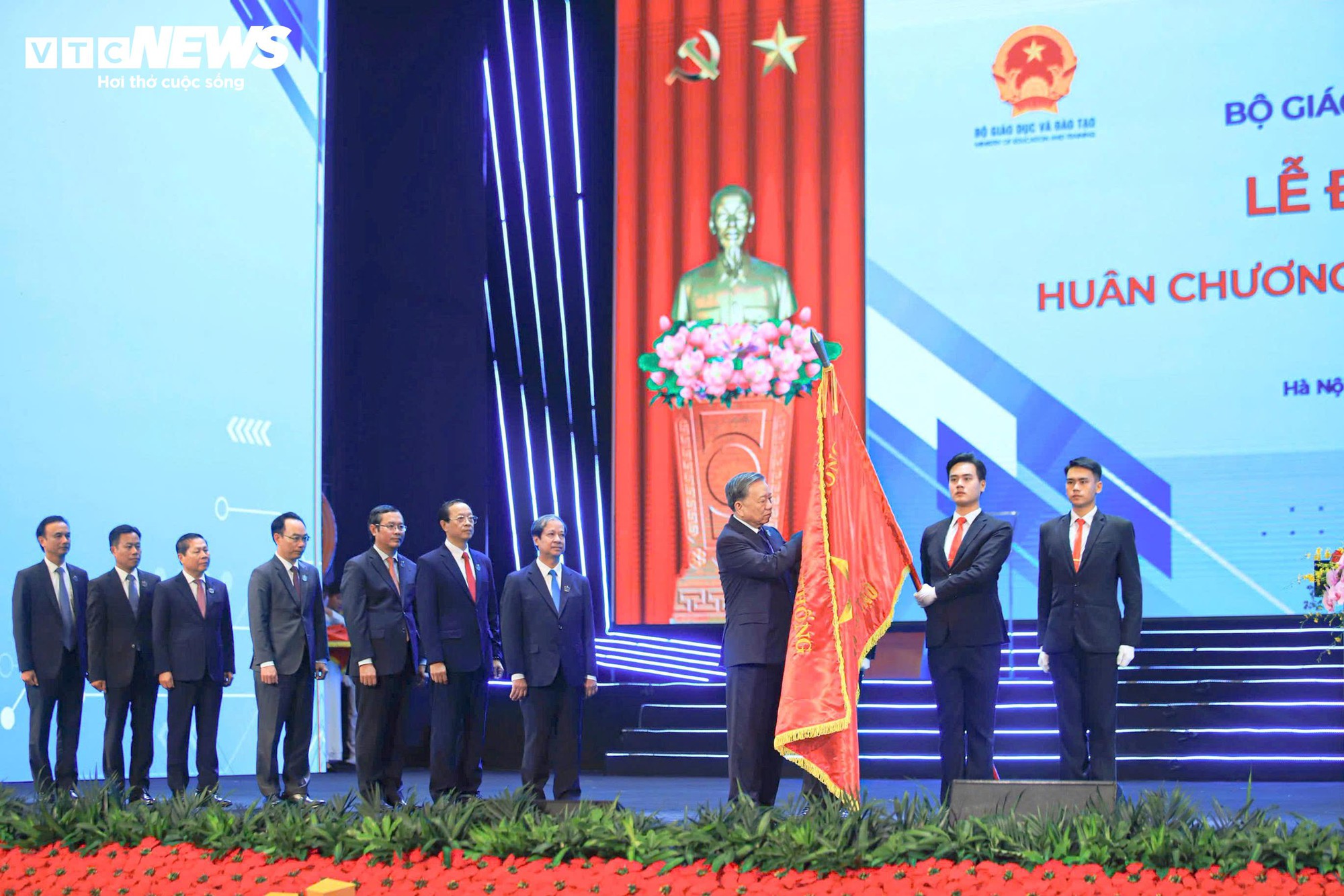 Tổng Bí thư trao Huân chương Lao động hạng Nhất cho Bộ Giáo dục và Đào tạo - Ảnh 1. Tổng Bí thư trao Huân chương Lao động hạng Nhất cho Bộ Giáo dục và Đào tạo - Ảnh 1.