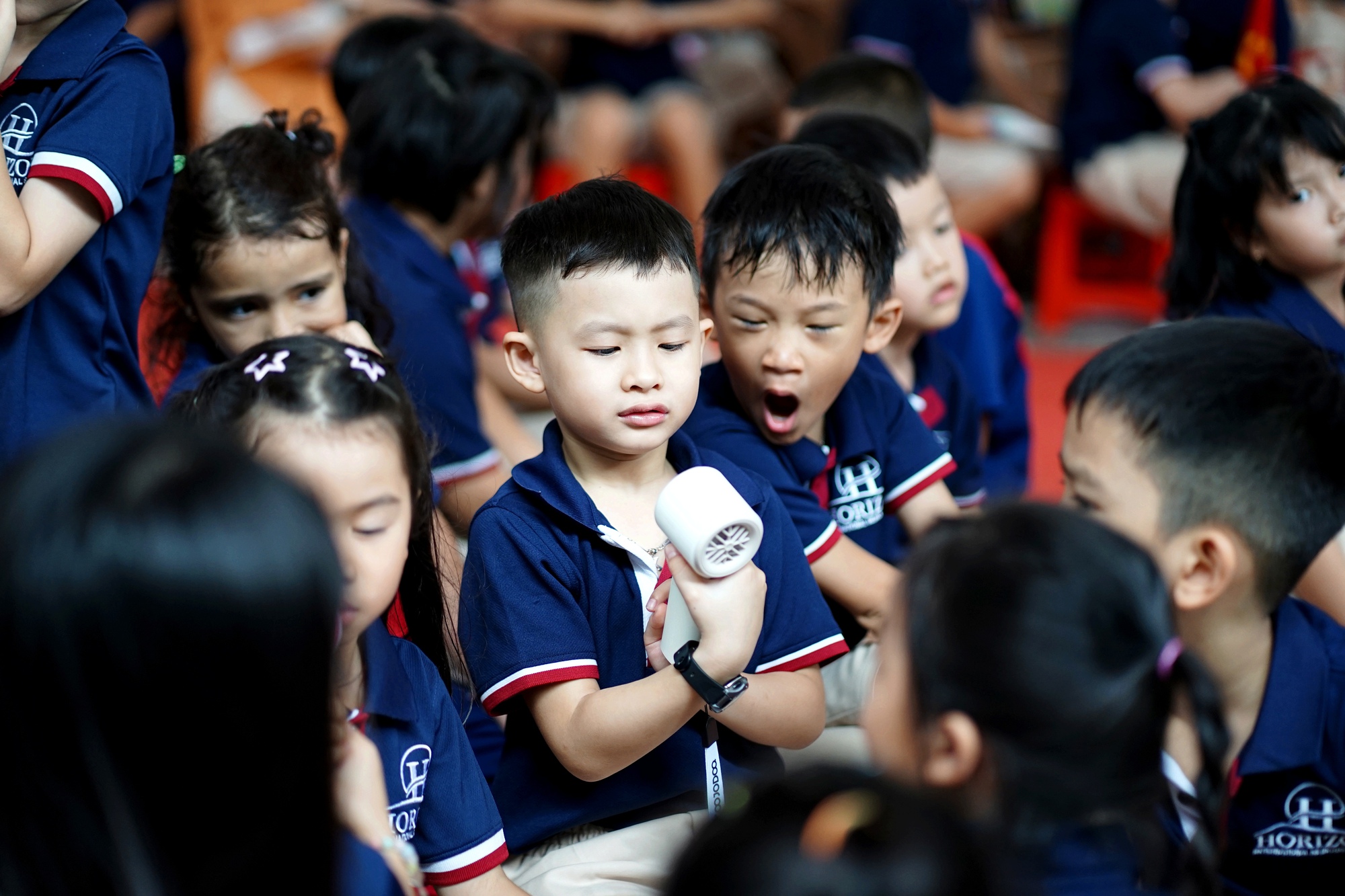 Spotlight lễ khai giảng 2025 thuộc về khối học sinh tiểu học: Combo khóc - cười - ngáp đủ hết!- Ảnh 19. Spotlight lễ khai giảng 2025 thuộc về khối học sinh tiểu học: Combo khóc - cười - ngáp đủ hết!- Ảnh 19.