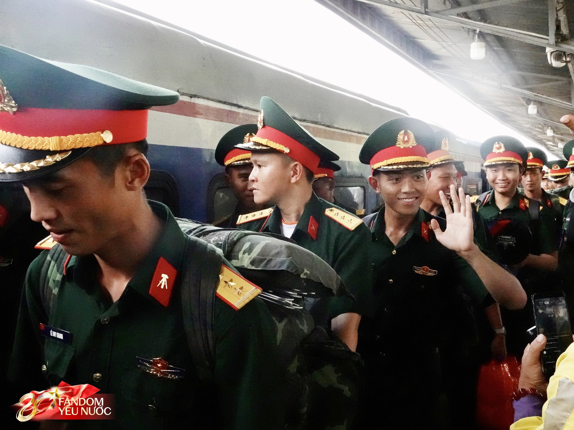 Thượng úy Lê Hoàng Hiệp đã về TP.HCM, hàng trăm người thấy được bóng lưng là mãn nguyện - Ảnh 2. Thượng úy Lê Hoàng Hiệp đã về TP.HCM, hàng trăm người thấy được bóng lưng là mãn nguyện - Ảnh 2.