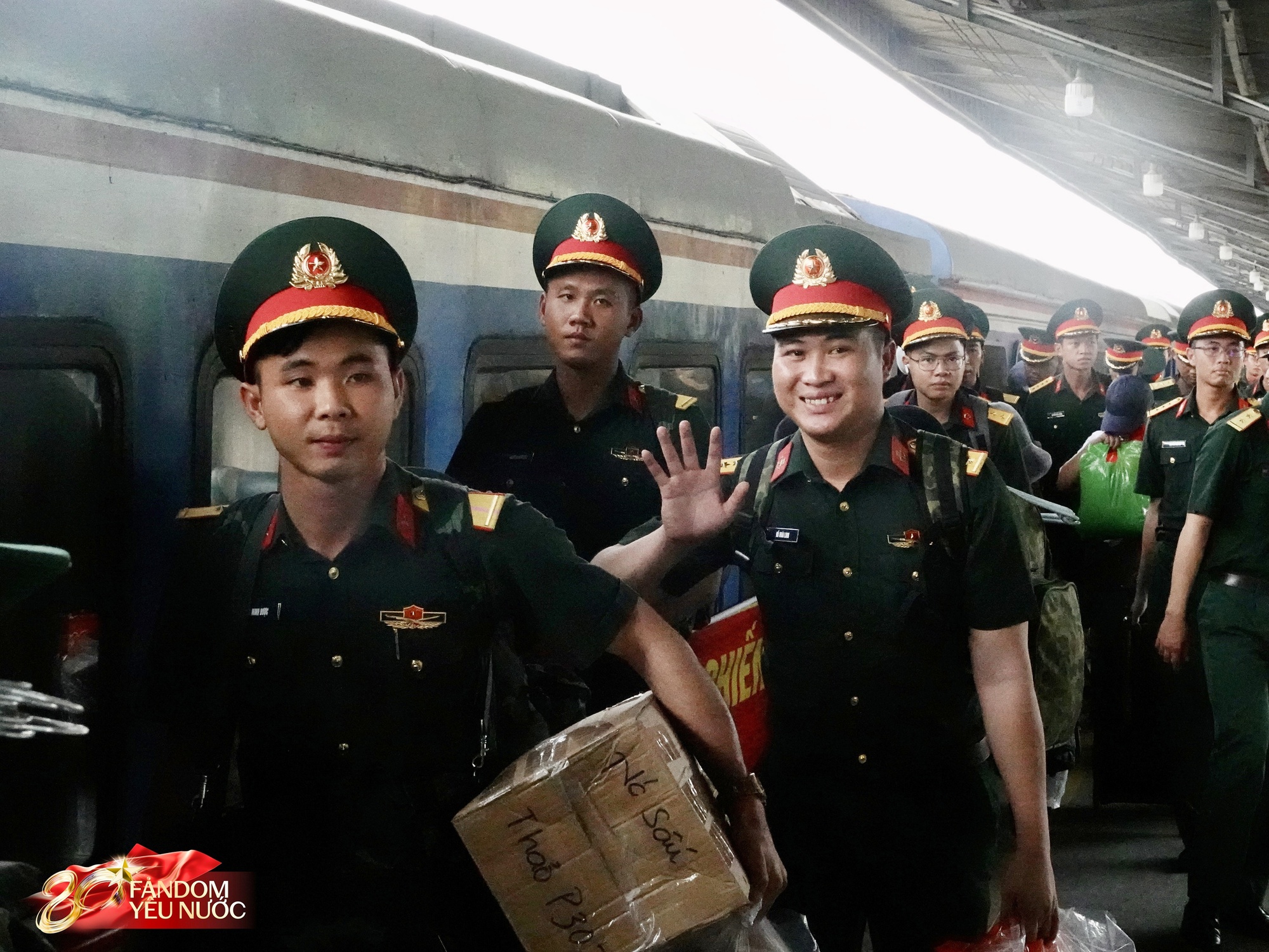Thượng úy Lê Hoàng Hiệp đã về TP.HCM, hàng trăm người thấy được bóng lưng là mãn nguyện - Ảnh 1. Thượng úy Lê Hoàng Hiệp đã về TP.HCM, hàng trăm người thấy được bóng lưng là mãn nguyện - Ảnh 1.