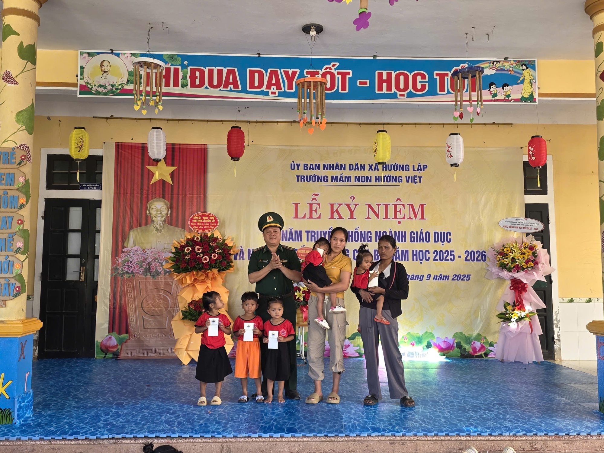 Xúc động hình ảnh bộ đội biên phòng cõng học sinh qua suối đến trường khai giảng năm học mới - Ảnh 6. Quảng Trị: Xúc động hình ảnh Biên phòng cõng học sinh qua suối đến trường khai giảng năm học mới - Ảnh 4.