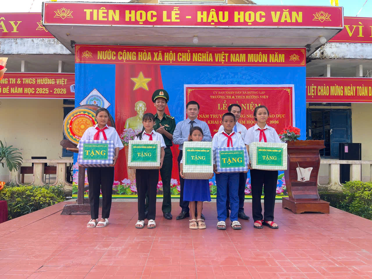 Xúc động hình ảnh bộ đội biên phòng cõng học sinh qua suối đến trường khai giảng năm học mới - Ảnh 5. Quảng Trị: Xúc động hình ảnh Biên phòng cõng học sinh qua suối đến trường khai giảng năm học mới - Ảnh 3.