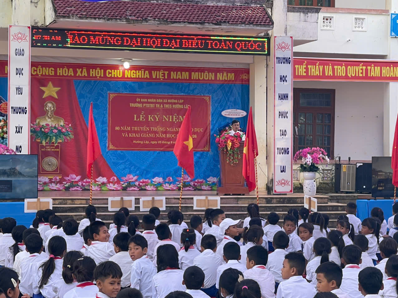 Xúc động hình ảnh bộ đội biên phòng cõng học sinh qua suối đến trường khai giảng năm học mới - Ảnh 4. Quảng Trị: Xúc động hình ảnh Biên phòng cõng học sinh qua suối đến trường khai giảng năm học mới - Ảnh 2.