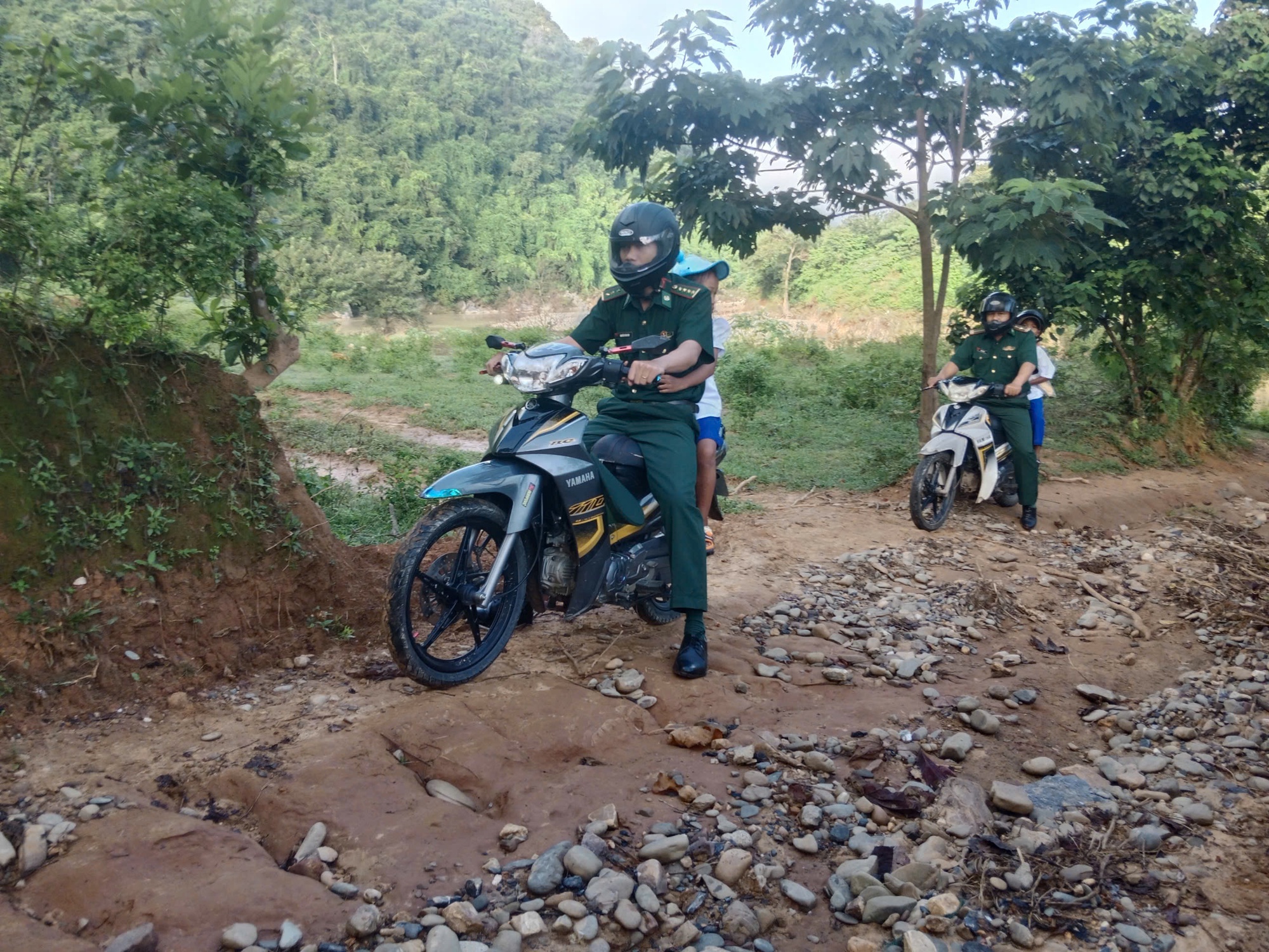 Biên phòng Quảng Trị cõng học sinh vượt suối đến trường khai giảng năm học mới - Ảnh 1. Biên phòng Quảng Trị cõng học sinh vượt suối đến trường khai giảng năm học mới - Ảnh 1.