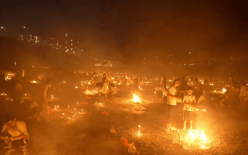 mam-cung-chay-ram-thang-7-am-lich-vuong-hau-mary-13-17570836783571808602897.gif