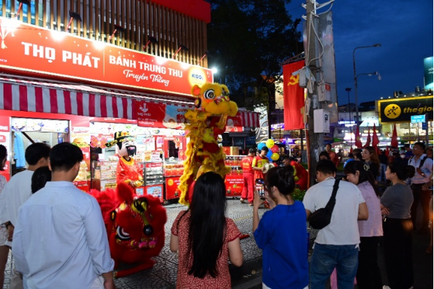 Mùa trăng 2025: Chọn bánh Trung thu theo ngôn ngữ yêu thương - Gửi trao tâm ý đúng cách - Ảnh 1. Mùa trăng 2025: Chọn bánh Trung thu theo ngôn ngữ yêu thương - Gửi trao tâm ý đúng cách - Ảnh 1.