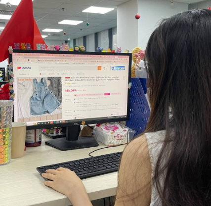 Mua sắm online 2025: Giá rẻ thôi chưa đủ, phải chính hãng mới chốt đơn - Ảnh 1. Mua sắm online 2025: Giá rẻ thôi chưa đủ, phải chính hãng mới chốt đơn - Ảnh 1.