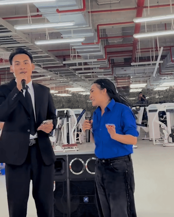 Thiếu uý được ca sĩ Phương Thanh nhường luôn sân khấu sau pha cất giọng: Sao bảo ông trời không cho ai tất cả?- Ảnh 1. Thiếu uý được ca sĩ Phương Thanh nhường luôn sân khấu sau pha cất giọng: Sao bảo ông trời không cho ai tất cả?- Ảnh 1.