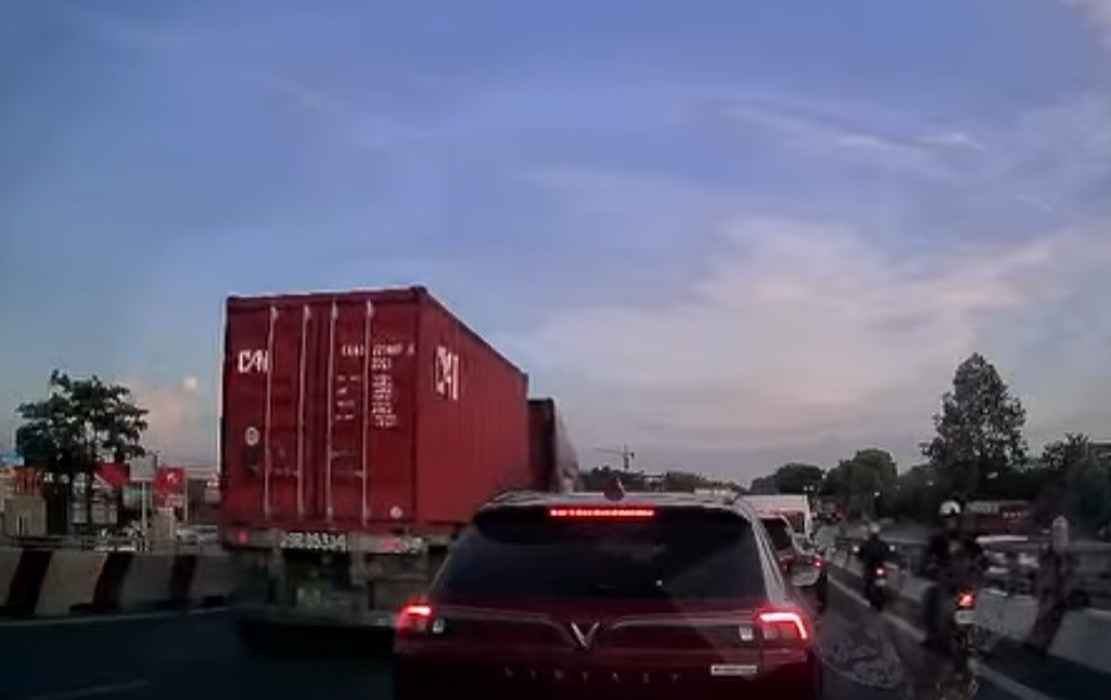 Container bất ngờ tông loạt ô tô trên cầu vượt ở Hà Nội- Ảnh 1. Container bất ngờ tông loạt ô tô trên cầu vượt ở Hà Nội- Ảnh 1.