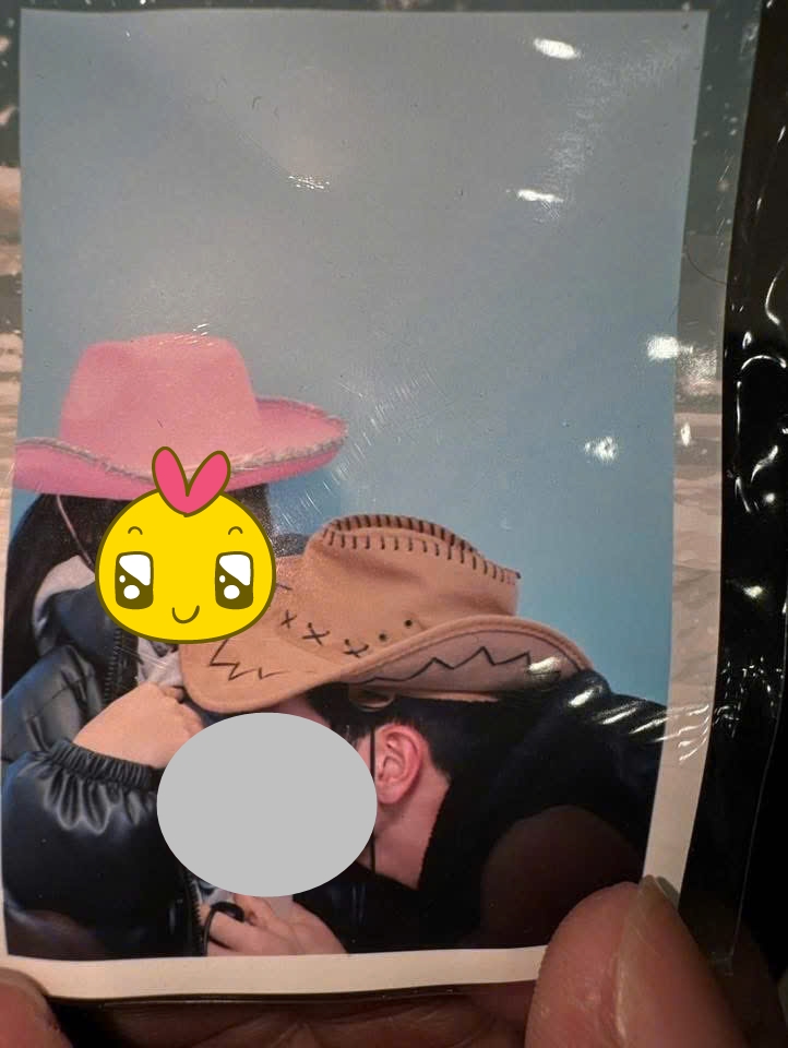Nghĩ gì mà dắt nhau vào photobooth để làm cái trò này?- Ảnh 2. Nghĩ gì mà dắt nhau vào photobooth để làm cái trò này?- Ảnh 2.