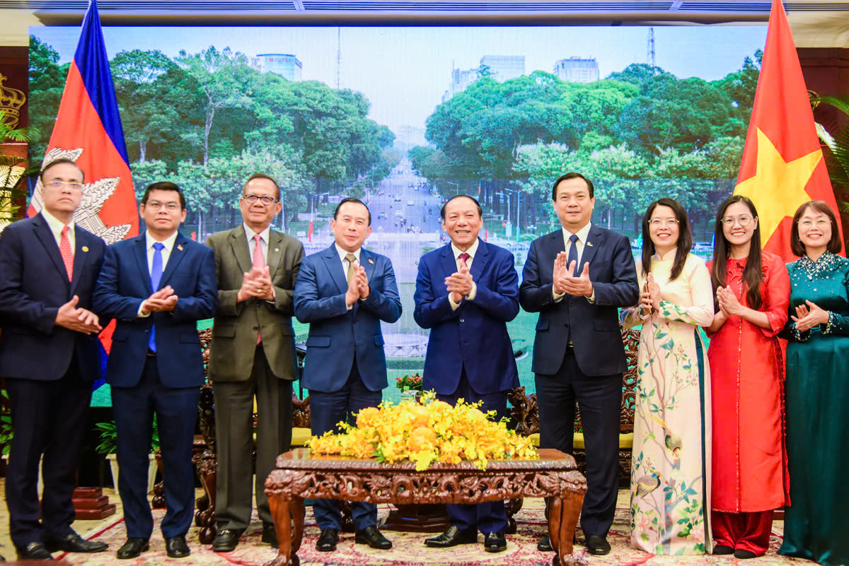 Hàng trăm nghìn lượt khách du lịch Campuchia đến Việt Nam- Ảnh 2. Hàng trăm nghìn lượt khách du lịch Campuchia đến Việt Nam- Ảnh 2.