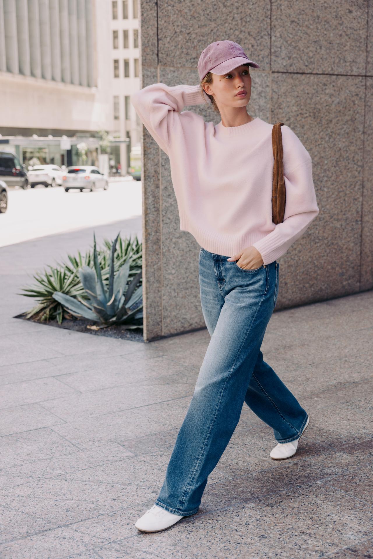 Gigi Hadid diện áo len hồng cùng jeans: Bí quyết tạo "outfit tình yêu" khiến ai cũng mê- Ảnh 9. Gigi Hadid diện áo len hồng cùng jeans: Bí quyết tạo "outfit tình yêu" khiến ai cũng mê- Ảnh 9.