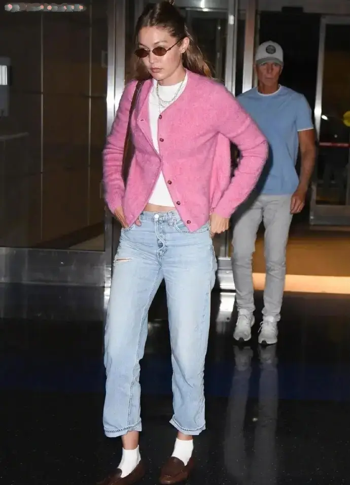 Gigi Hadid diện áo len hồng cùng jeans: Bí quyết tạo Gigi Hadid diện áo len hồng cùng jeans: Bí quyết tạo