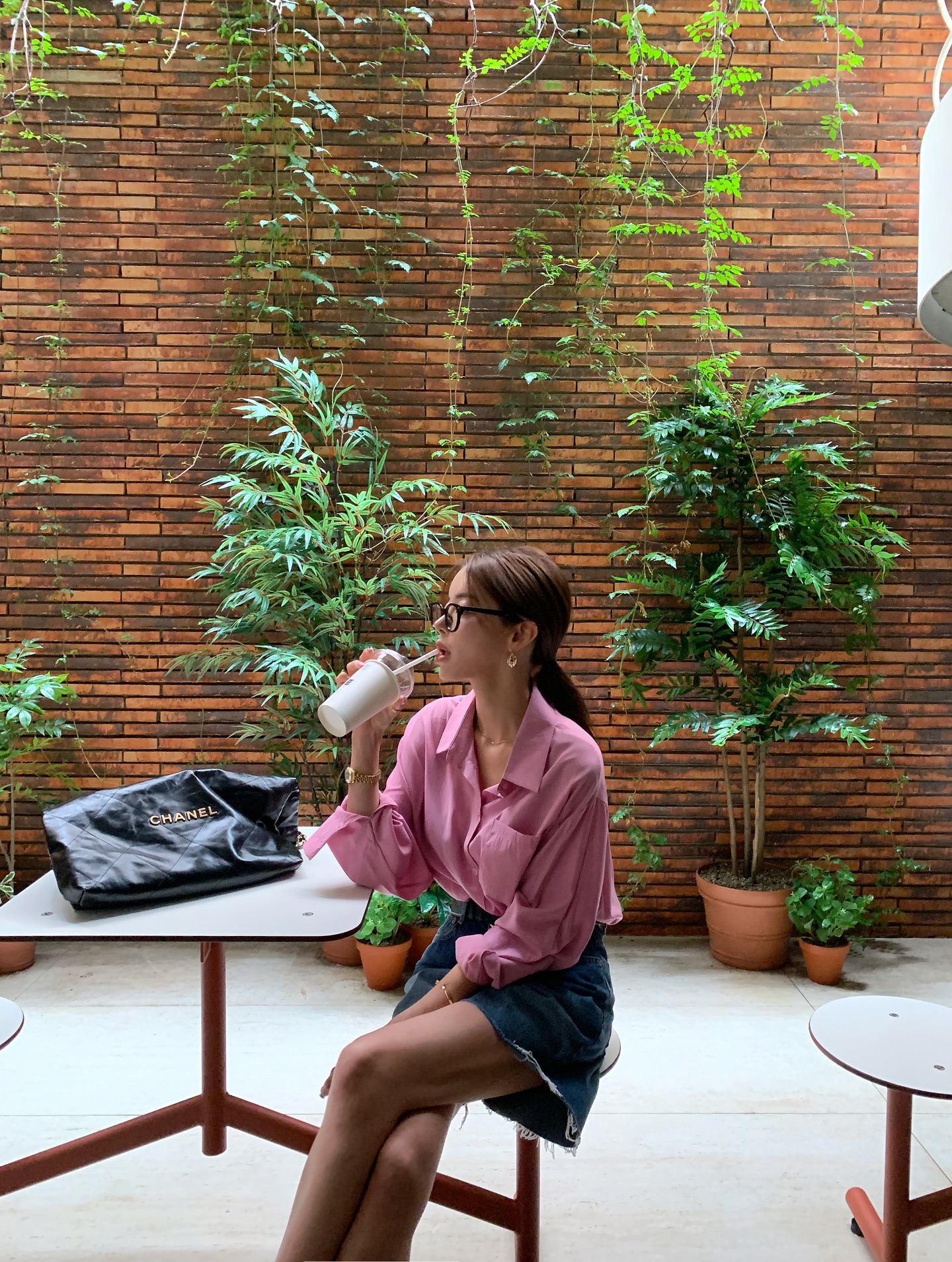 10 set áo sơ mi mùa thu giúp bạn mặc đẹp xuất sắc hơn hẳn năm ngoái - Ảnh 2. 10 set áo sơ mi mùa thu giúp bạn mặc đẹp xuất sắc hơn hẳn năm ngoái - Ảnh 2.