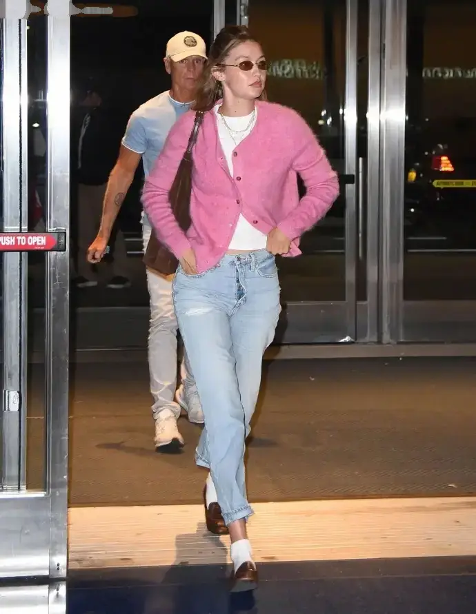 Gigi Hadid diện áo len hồng cùng jeans: Bí quyết tạo Gigi Hadid diện áo len hồng cùng jeans: Bí quyết tạo