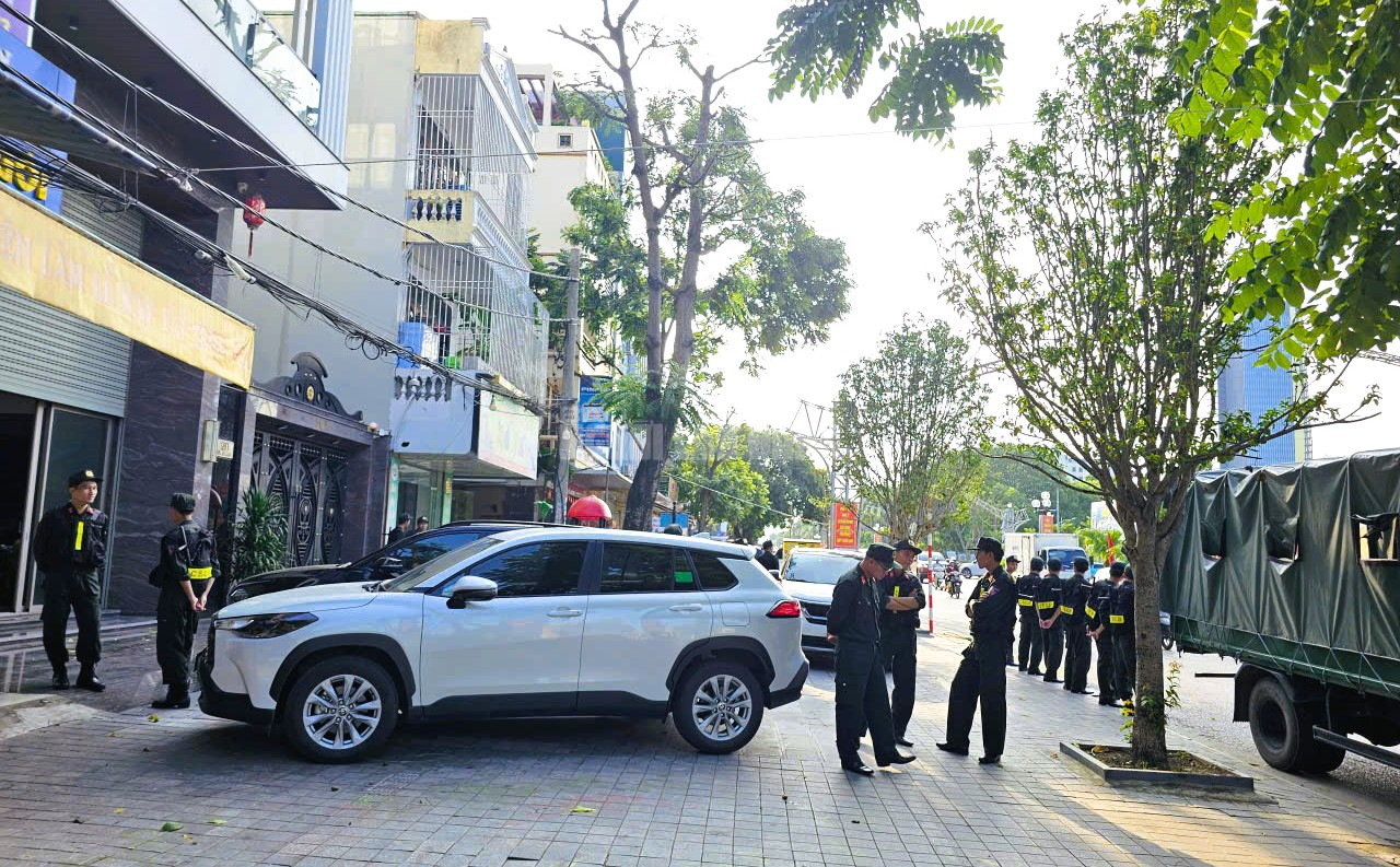 Hàng chục cảnh sát phong tỏa, khám xét nhà 1 dân anh chị không kém Tuấn Hàng chục cảnh sát phong tỏa, khám xét nhà 1 dân anh chị không kém Tuấn