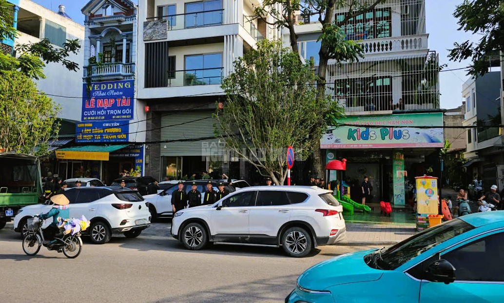 Hàng chục cảnh sát phong tỏa, khám xét nhà 1 dân anh chị không kém Tuấn Hàng chục cảnh sát phong tỏa, khám xét nhà 1 dân anh chị không kém Tuấn