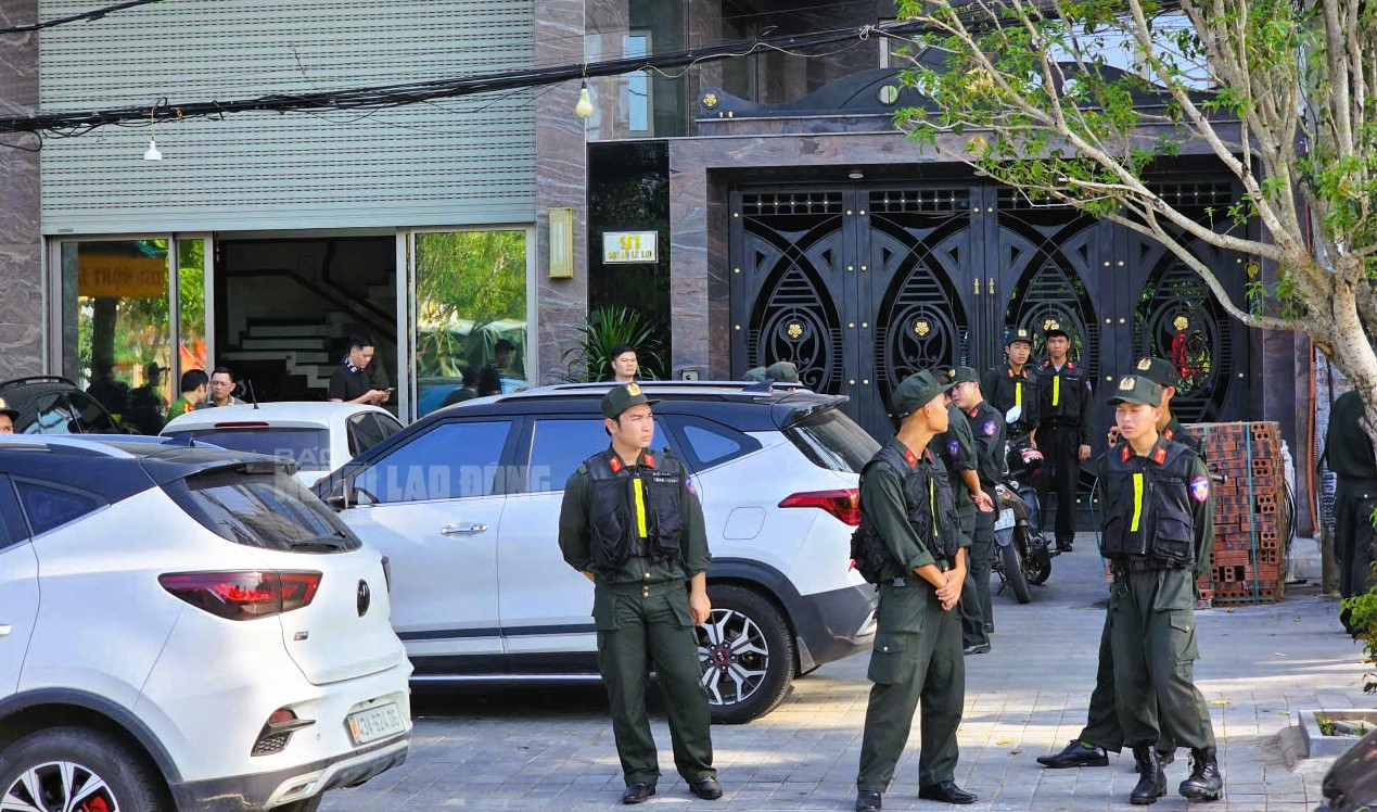 Hàng chục cảnh sát phong tỏa, khám xét nhà 1 dân anh chị không kém Tuấn "thần đèn" ở Thanh Hóa- Ảnh 1. Hàng chục cảnh sát phong tỏa, khám xét nhà 1 dân anh chị không kém Tuấn "thần đèn" ở Thanh Hóa- Ảnh 1.