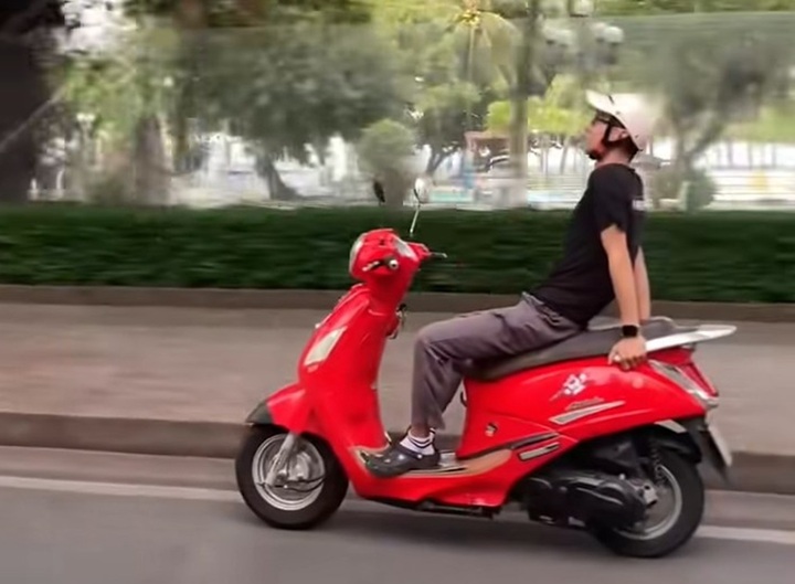 Xác minh danh tính người đàn ông thả 2 tay, phóng xe tốc độ cao trên phố biển- Ảnh 1. Xác minh danh tính người đàn ông thả 2 tay, phóng xe tốc độ cao trên phố biển- Ảnh 1.