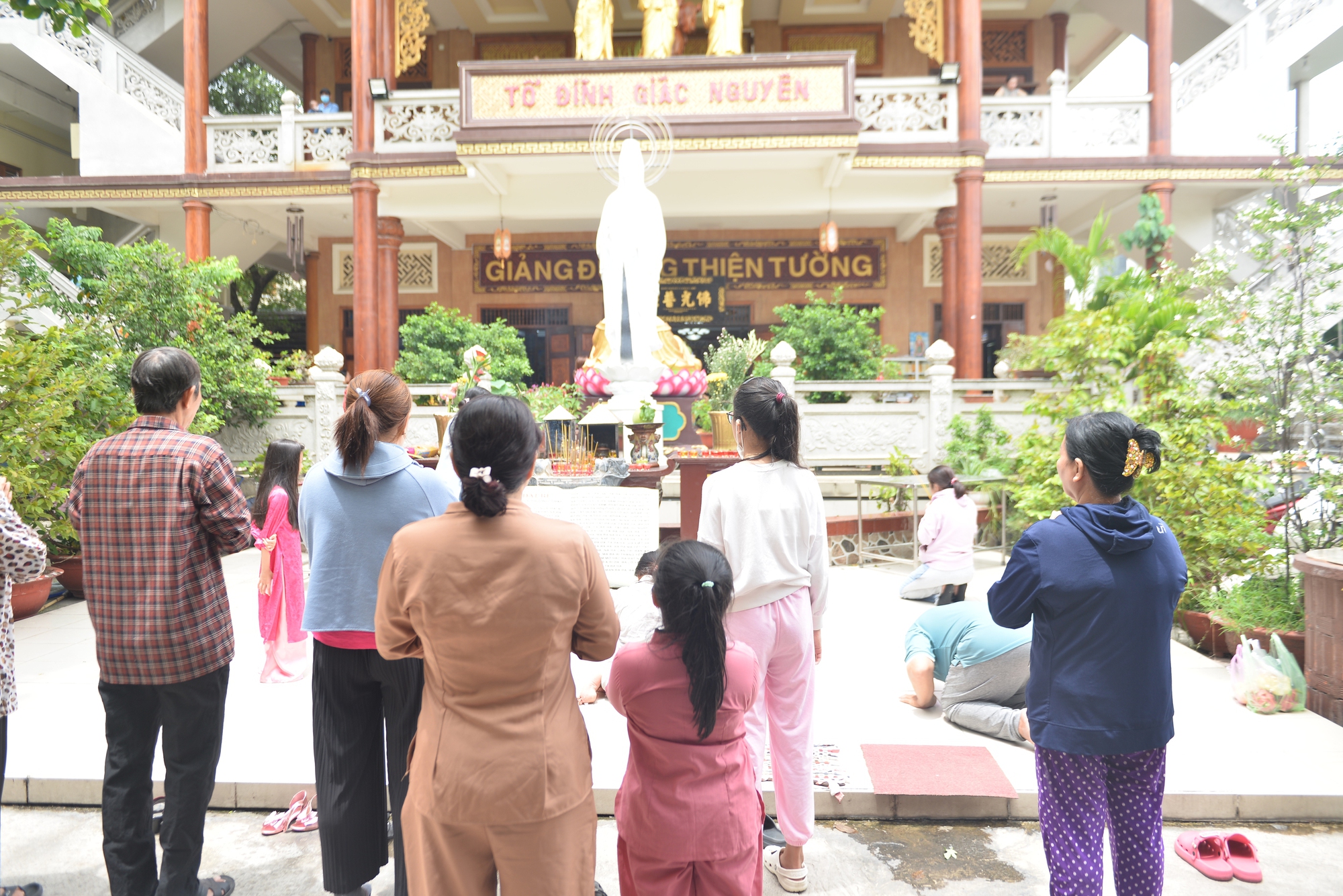 Không khí Lễ Vu Lan tại TP HCM: Bông hồng tri ân nở rộ, ngàn Phật tử hướng về cha mẹ- Ảnh 2. Không khí Lễ Vu Lan tại TP HCM: Bông hồng tri ân nở rộ, ngàn Phật tử hướng về cha mẹ- Ảnh 2.