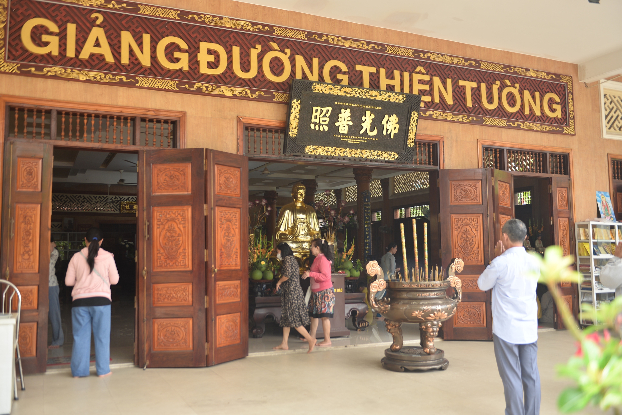 Không khí Lễ Vu Lan tại TP HCM: Bông hồng tri ân nở rộ, ngàn Phật tử hướng về cha mẹ- Ảnh 3. Không khí Lễ Vu Lan tại TP HCM: Bông hồng tri ân nở rộ, ngàn Phật tử hướng về cha mẹ- Ảnh 3.