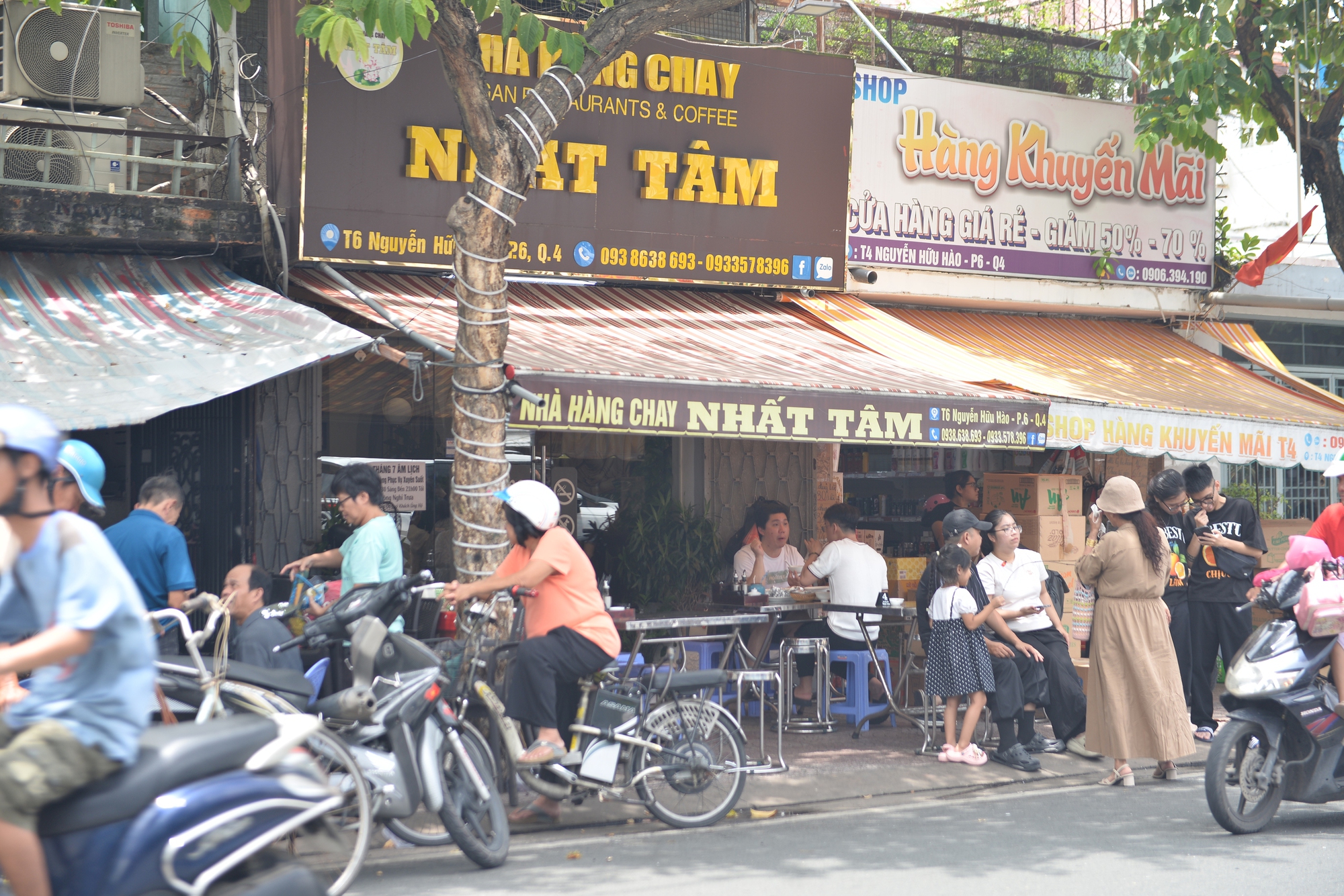 Không khí Lễ Vu Lan tại TP HCM: Bông hồng tri ân nở rộ, ngàn Phật tử hướng về cha mẹ- Ảnh 14. Không khí Lễ Vu Lan tại TP HCM: Bông hồng tri ân nở rộ, ngàn Phật tử hướng về cha mẹ- Ảnh 14.
