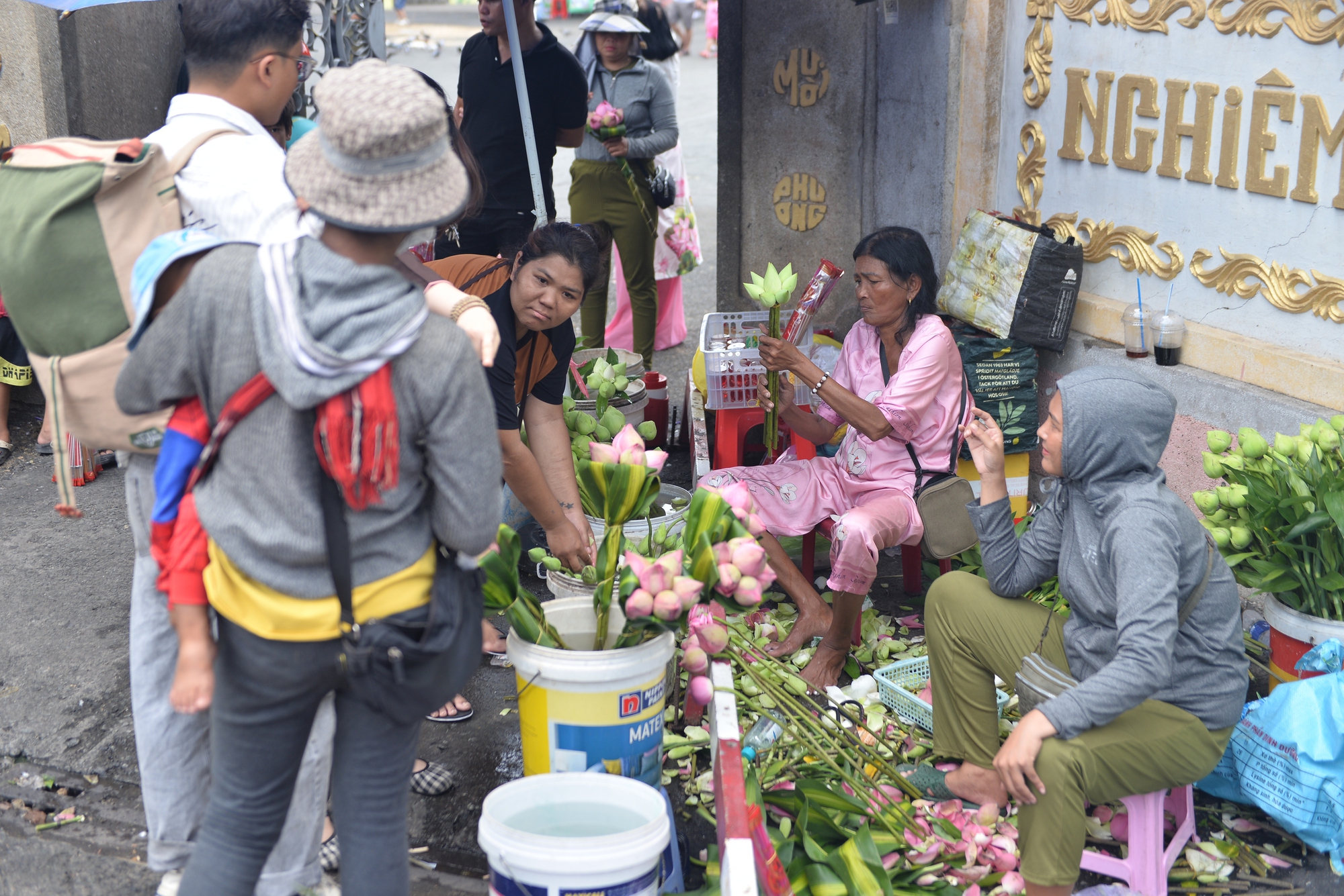 Không khí Lễ Vu Lan tại TP HCM: Bông hồng tri ân nở rộ, ngàn Phật tử hướng về cha mẹ- Ảnh 7. Không khí Lễ Vu Lan tại TP HCM: Bông hồng tri ân nở rộ, ngàn Phật tử hướng về cha mẹ- Ảnh 7.