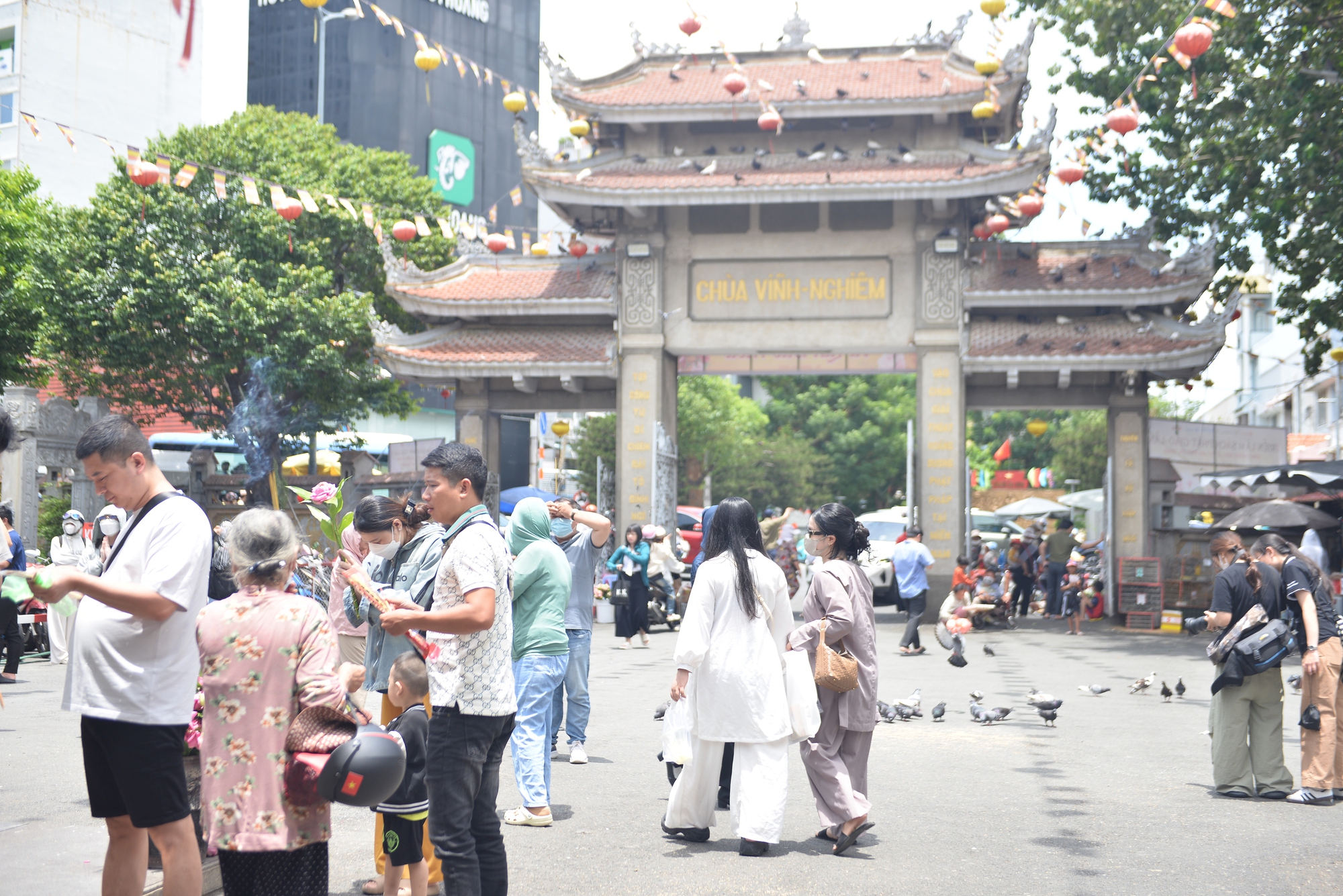 Không khí Lễ Vu Lan tại TP HCM: Bông hồng tri ân nở rộ, ngàn Phật tử hướng về cha mẹ- Ảnh 5. Không khí Lễ Vu Lan tại TP HCM: Bông hồng tri ân nở rộ, ngàn Phật tử hướng về cha mẹ- Ảnh 5.
