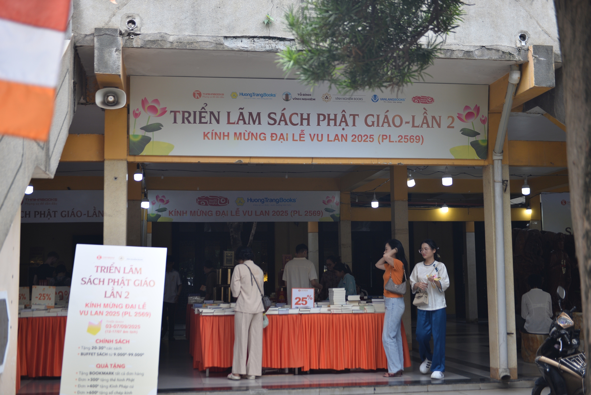Không khí Lễ Vu Lan tại TP HCM: Bông hồng tri ân nở rộ, ngàn Phật tử hướng về cha mẹ- Ảnh 4. Không khí Lễ Vu Lan tại TP HCM: Bông hồng tri ân nở rộ, ngàn Phật tử hướng về cha mẹ- Ảnh 4.