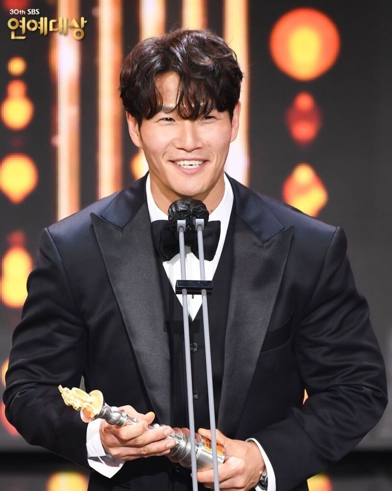 kim-jong-kook-la-ai-chang-ho-luc-1757137157840-17571371587232021865936.jpg